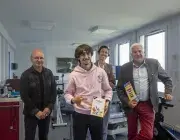 Plusieurs personnes dans une salle de sport.