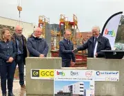 Des hommes et des femmes posent la première pierre du Foyer du port à Brest 