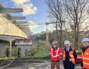 Trois hommes posent devant la pose du tablier du nouveau pont Schuman