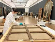 Une femme nettoie le revers d'un tableau au musée des Beaux-arts de Brest