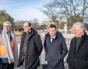 Plusieurs personnes discutent sur un chantier. 