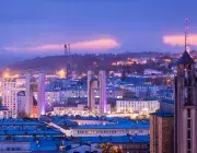 Vue aérienne de la ville de nuit.