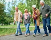 Des seniors marchent.