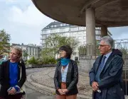 Trois personnes parlent.