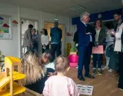 Des personnes dans un établissement avec des enfants.