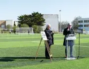 Deux hommes sur un terrain de foot.
