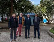 Plusieurs personnes dans un espace vert