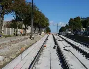 Vue des rails de la ligne B du tramway sur l'avenue le Gorgeu. 
