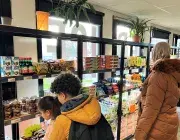 Une mère de famille et ses enfants découvrent les rayons de l'épicerie solidaire de Pontanézen
