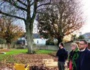 Des hommes et une femme dans un jardin