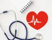 Un stéthoscope, avec un coeur dessiné et un carnet de notes 