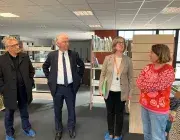 des hommes et des femmes visitent le chantier de la médiathèque de Saint-Marc. 