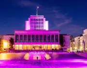 La mairie de Brest éclairée en rose 