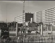 Des ouvriers du bâtiment posant sur un chantier de construction d'immeuble