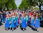 Des jeunes filles défilant en cortège dans les costumes bretons de Plougastel