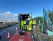 5 hommes posent devant un ralentisseur