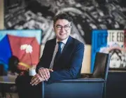 Un homme assis à son bureau