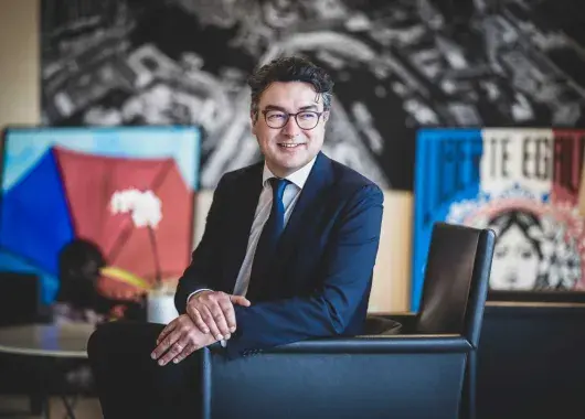 Un homme assis à son bureau