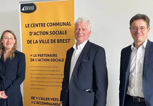 une femme et deux hommes regardent l'objectif 