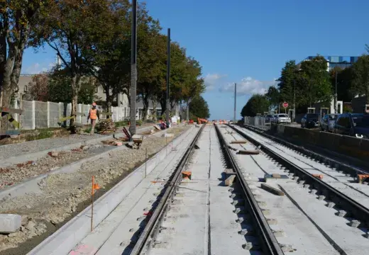 Vue des rails de la ligne B du tramway sur l'avenue le Gorgeu. 