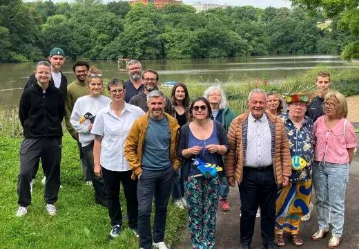 Un groupe d'hommes et de femmes posent sur les rives de Penfeld.  