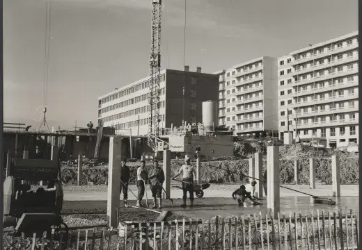 Des ouvriers du bâtiment posant sur un chantier de construction d'immeuble