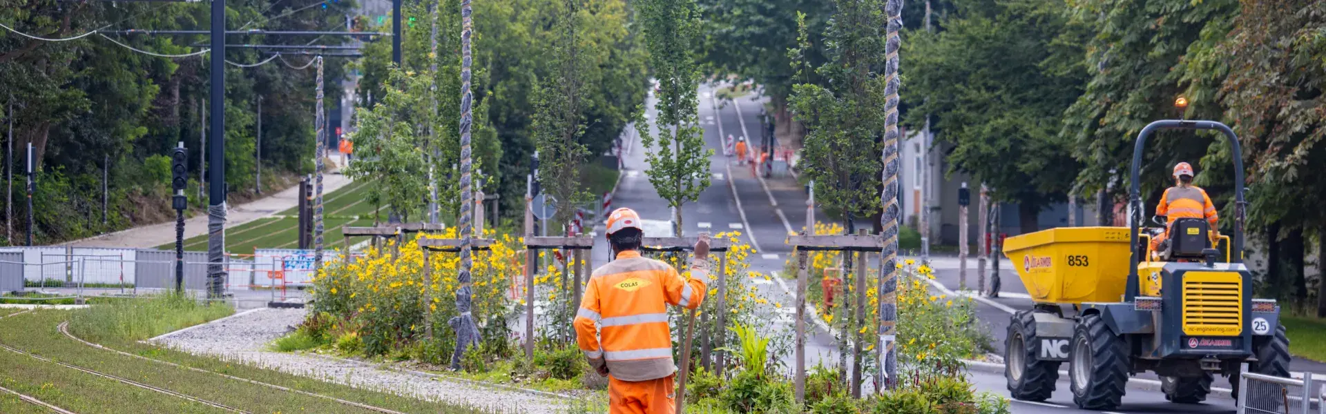 Un ouvrier sur une rame du tram de la future ligne D