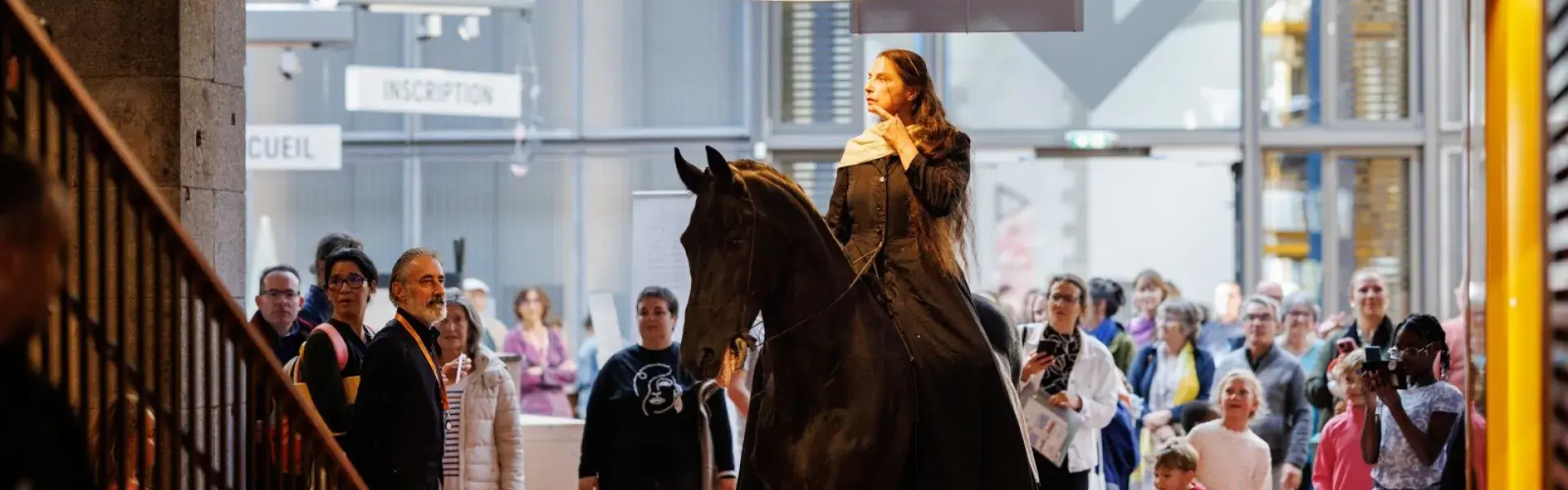 Une femme à cheval dans la médiathèque des Capucins