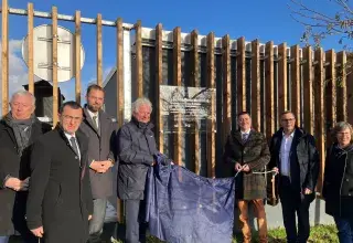 deux hommes dévoilent la plaque de la nouvelle chaufferie bois du technopôle 