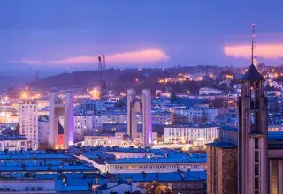 Vue aérienne de la ville de nuit.
