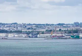 Vue large sur une rade.