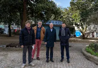 Plusieurs personnes dans un espace vert