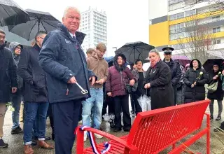 Inauguration d'un banc rouge dans le quartier de Bellevue à Brest