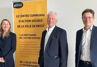 une femme et deux hommes regardent l'objectif