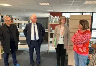 des hommes et des femmes visitent le chantier de la médiathèque de Saint-Marc. 