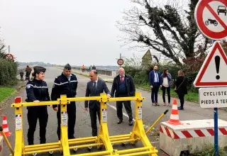 Pose d'une barrière à l'entrée du pont Albert Louppe