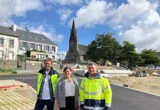 une femme et deux hommes sur la place du marché en travaux, à Guipavas. 