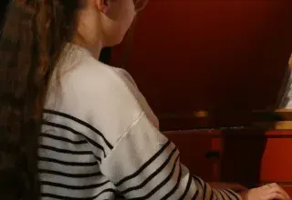 Photo montrant une petite fille jouant du clavecin