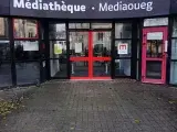 vue sur l'entrée de la médiathèque